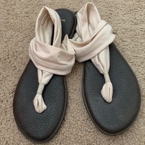 Size 11 beige Sanuk Yoga Slings
